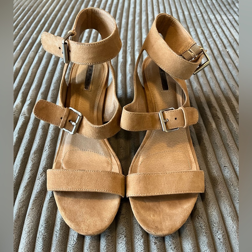 Taupe Tahari Heels size 9.5